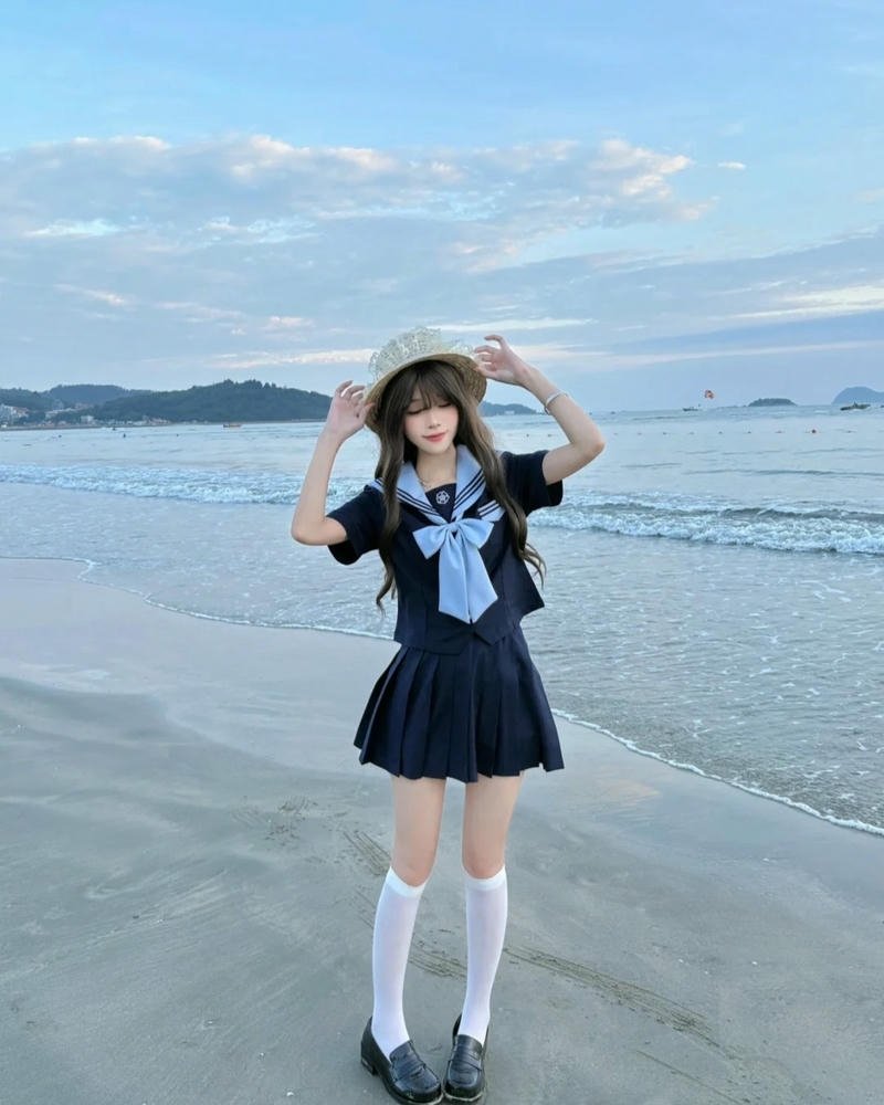 Cosplay nữ sinh đồng phục giản dị ánh nhìn tươi