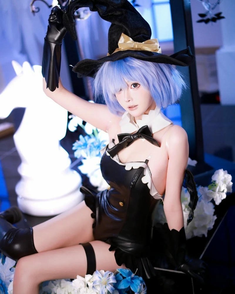 Cosplay phù thủy ánh nhìn sắc lạnh đầy cuốn hút