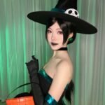 Cosplay phù thủy biểu cảm quyền lực rất sinh động