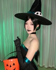 Cosplay phù thủy biểu cảm quyền lực rất sinh động