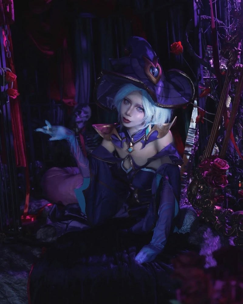 Cosplay phù thủy bố cục hình ảnh rất ấn tượng