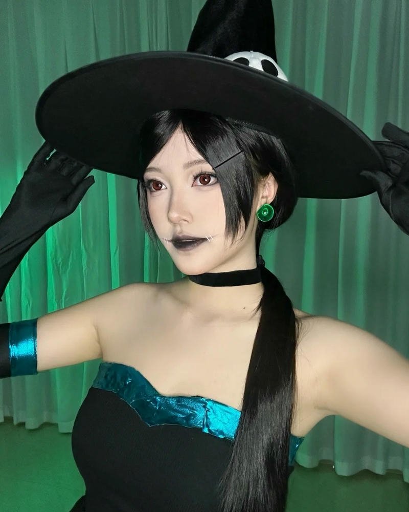 Cosplay phù thủy bối cảnh huyền ảo giàu cảm xúc