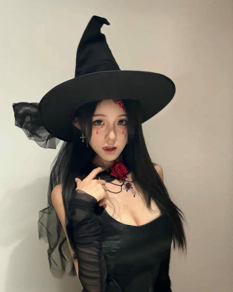 Cosplay phù thủy hiệu ứng hình ảnh giàu cảm xúc