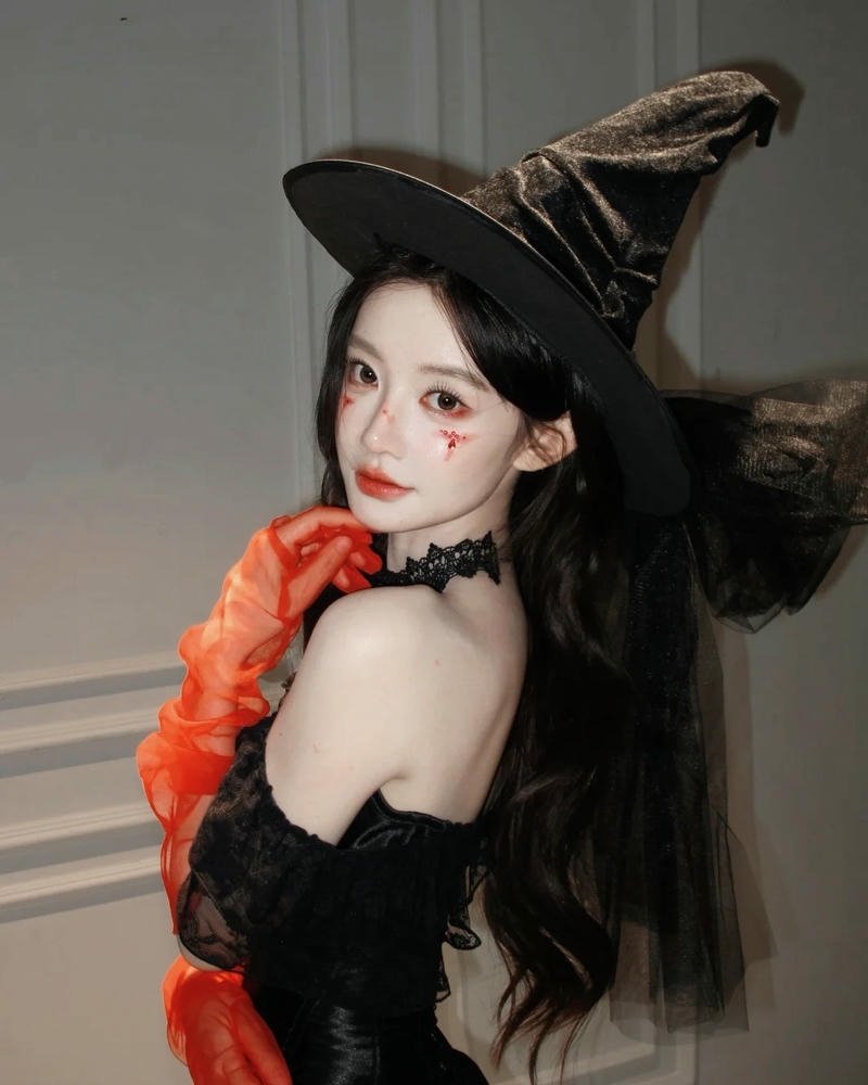 Cosplay phù thủy phong thái ma mị đầy cuốn hút