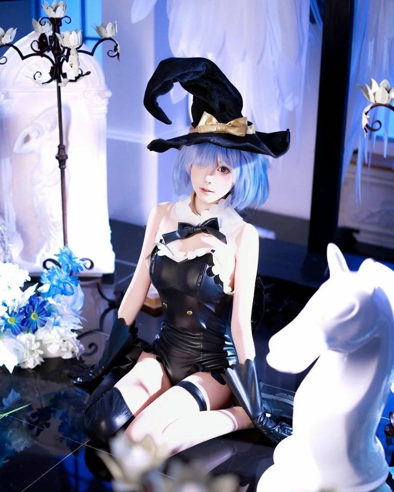 Cosplay phù thủy tạo dáng quyền năng đầy ma thuật