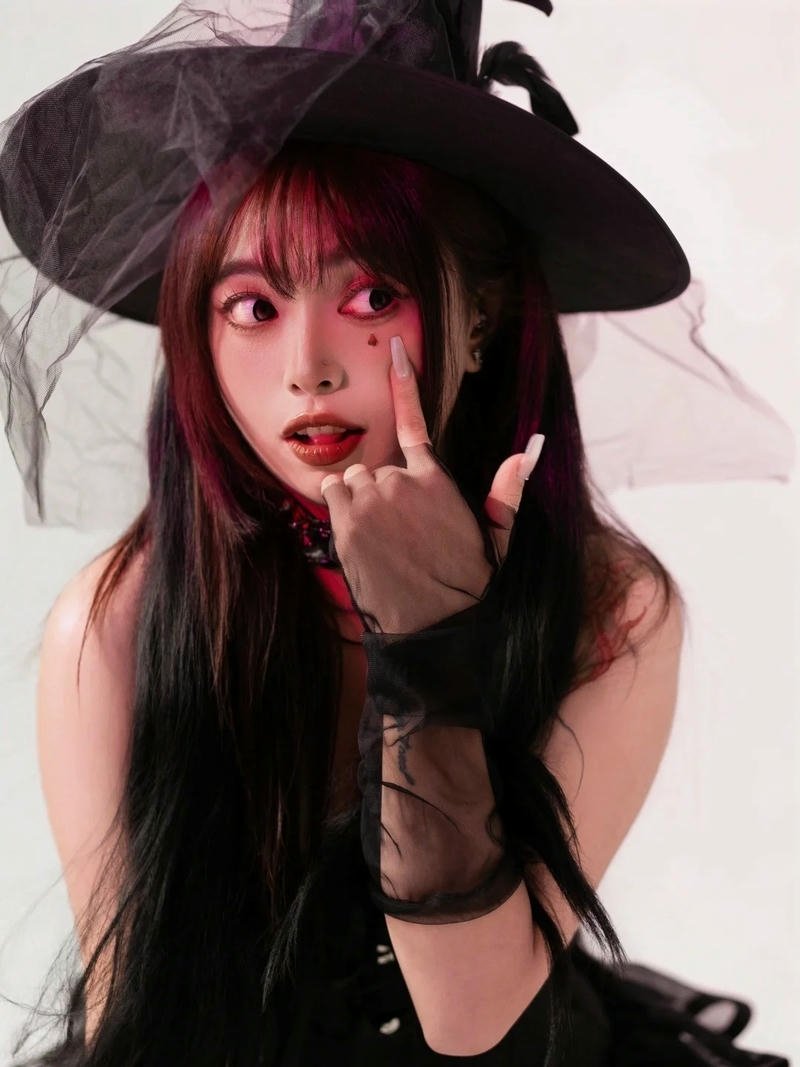 Cosplay phù thủy thần thái bí ẩn rất thu hút