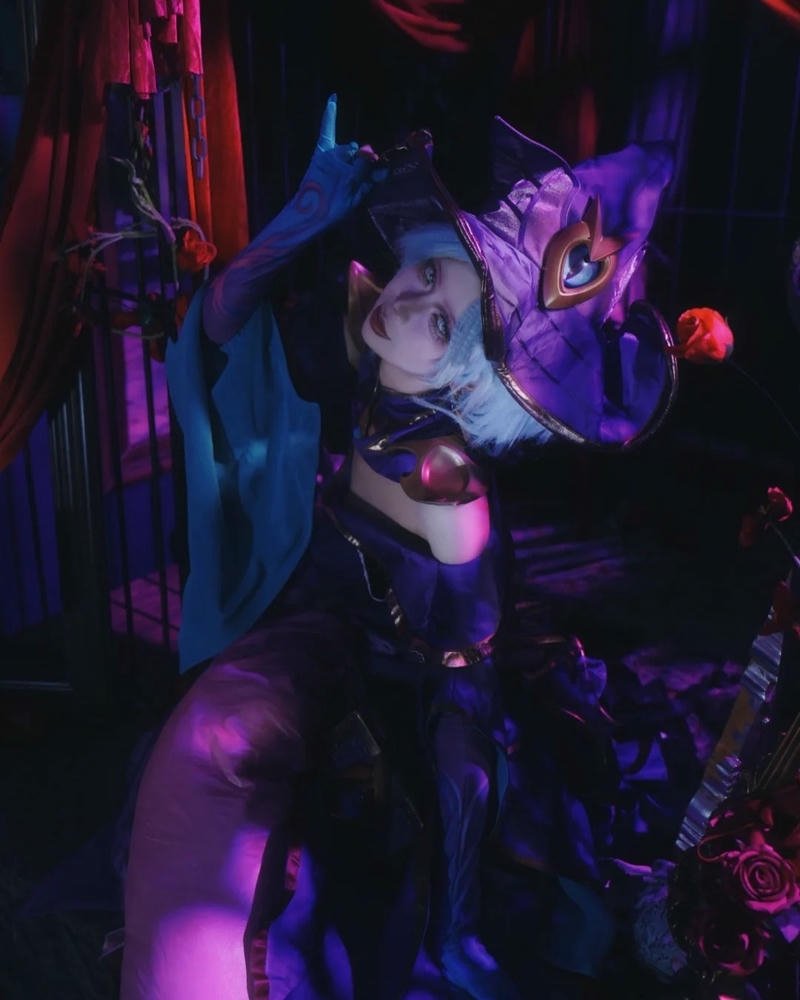 Cosplay phù thủy trang điểm phù hợp với nhân vật