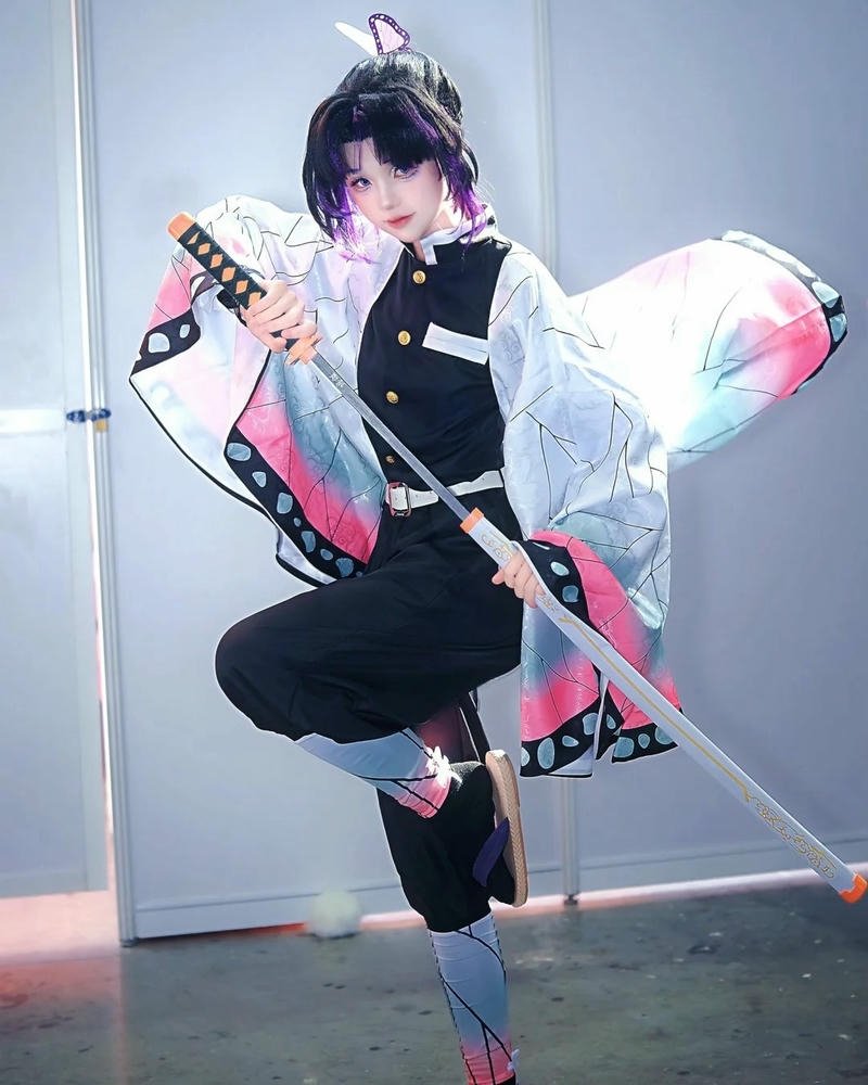 Cosplay shinobu tạo dáng uyển chuyển trong khung cảnh