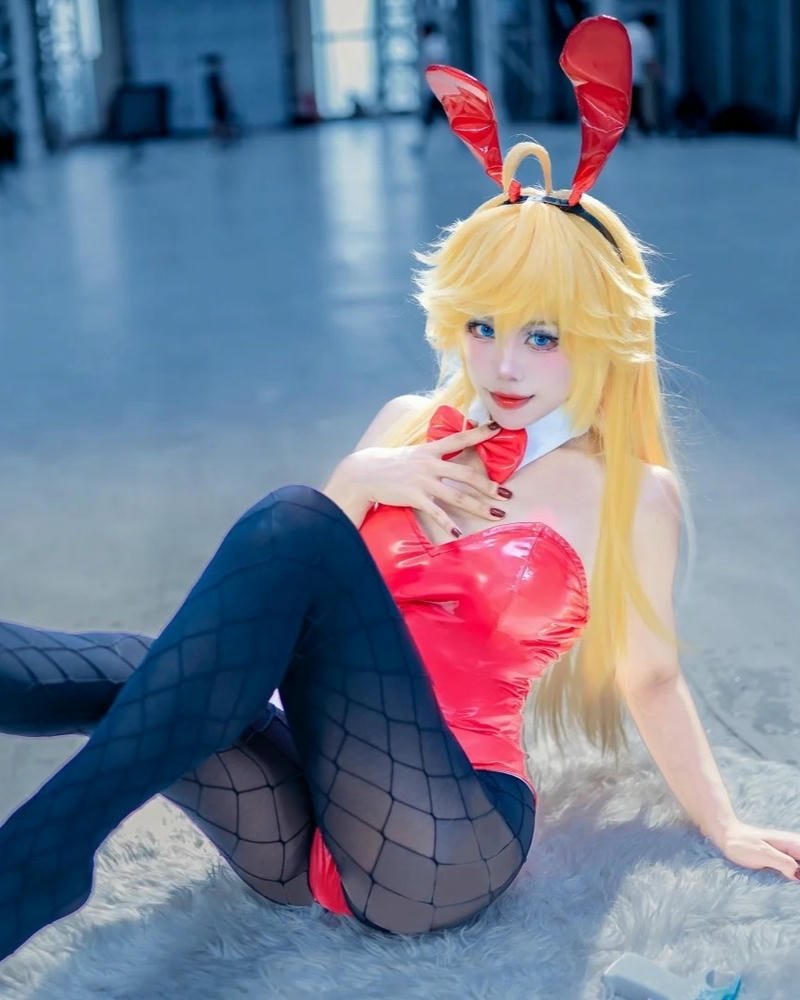 Cosplay thỏ phụ kiện dễ thương phối hợp hài hòa