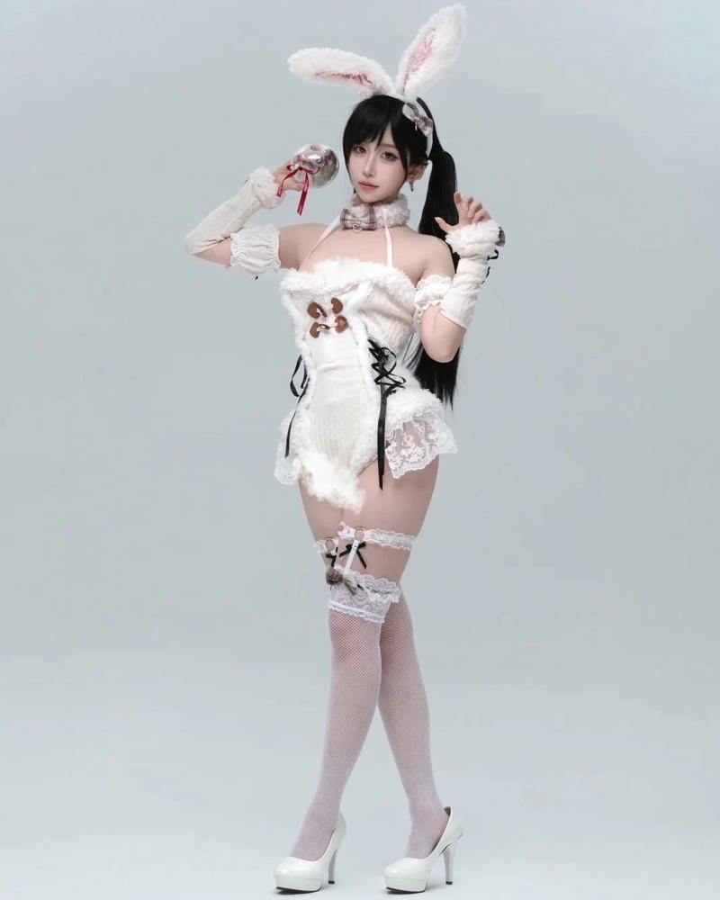 Cosplay thỏ tạo dáng năng động đầy sức sống trẻ
