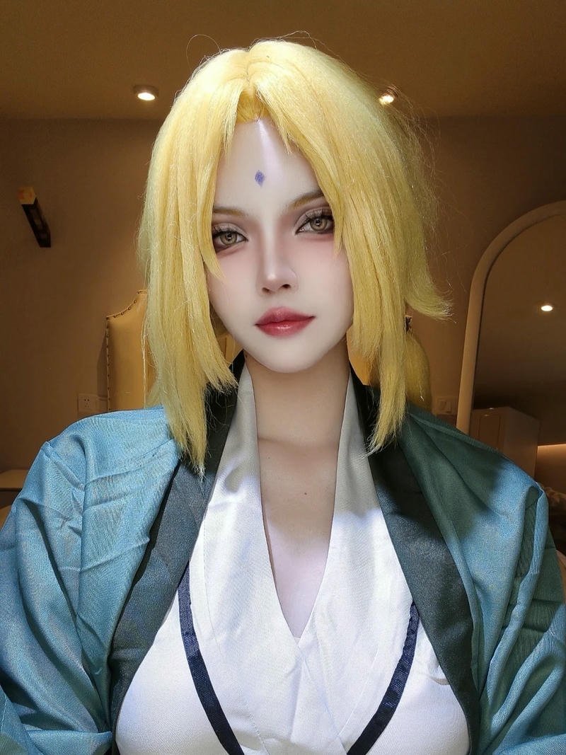 Cosplay tsunade ánh mắt kiên định toát khí chất lạnh