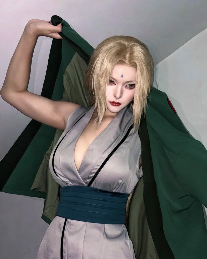Cosplay tsunade biểu cảm mạnh mẽ ánh nhìn sắc bén