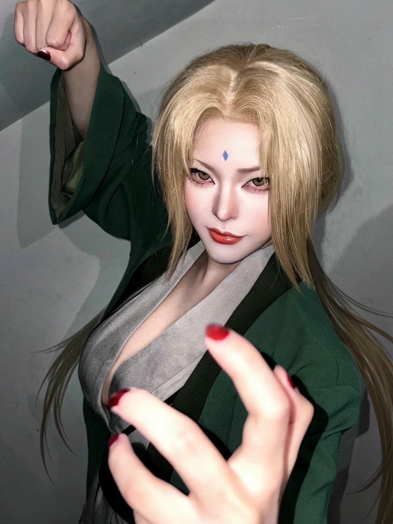 Cosplay tsunade tạo dáng quyền uy đầy khí chất ninja
