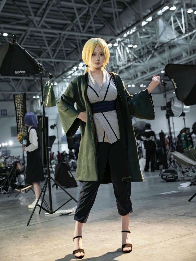 Cosplay tsunade trang điểm sắc sảo phong thái mạnh mẽ