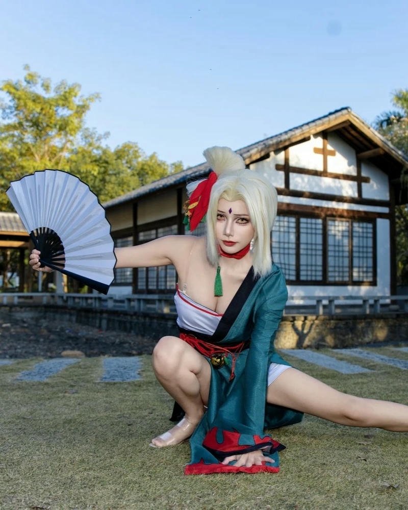 Cosplay tsunade trang phục chiến đấu thể hiện sức mạnh