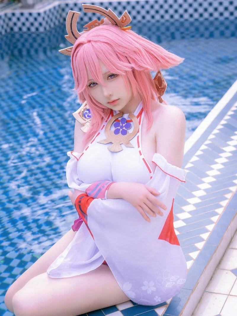 Cosplay yae miko biểu cảm tinh nghịch ánh nhìn sắc