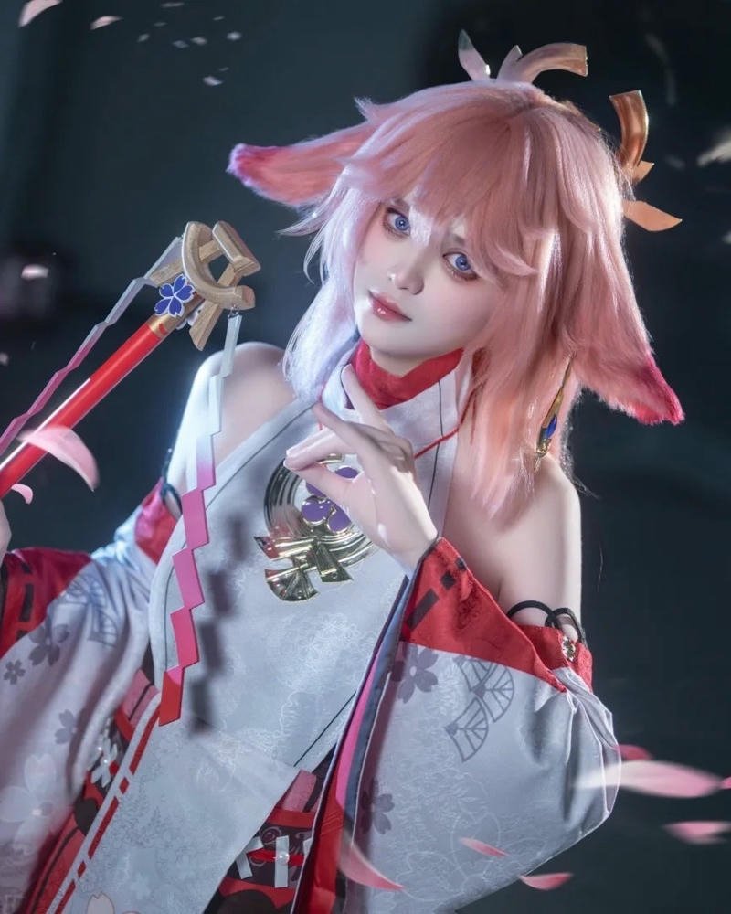 Cosplay yae miko bối cảnh huyền ảo tăng vẻ thần