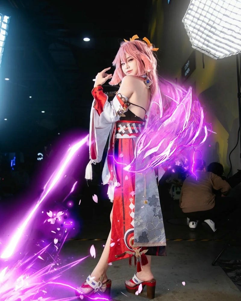 Cosplay yae miko phong thái yêu kiều đậm chất thần