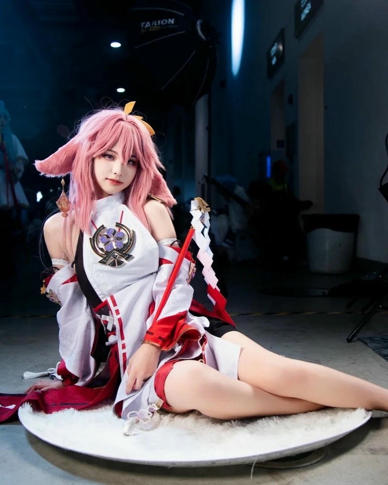 Cosplay yae miko tạo dáng duyên dáng không gian ảo