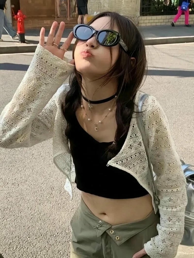 Gái đẹp Tiktok đeo kính râm tạo dáng cực ngầu