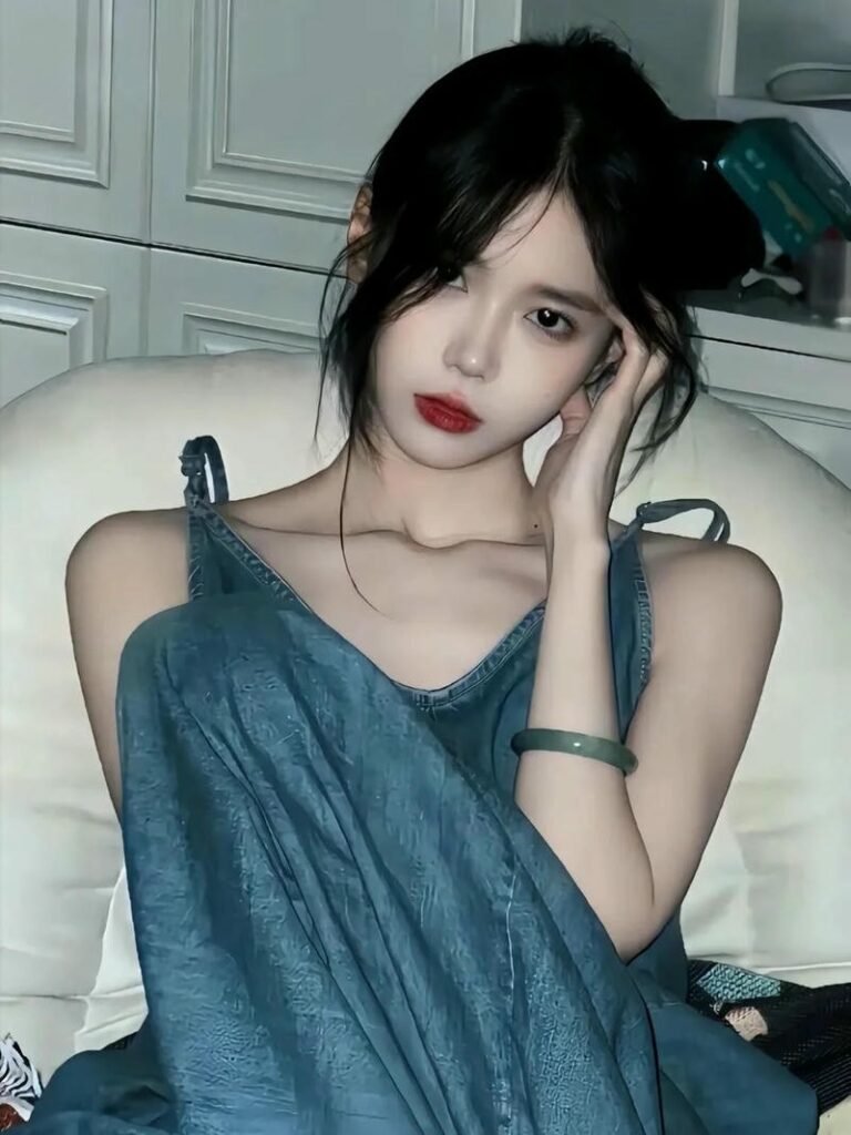 Gái đẹp Trung Quốc mặc váy xanh tạo dáng trên cỏ