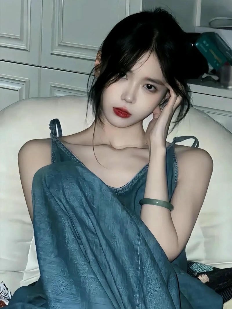 Gái đẹp Trung Quốc mặc váy xanh tạo dáng trên cỏ