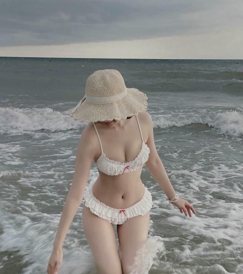 Gái đẹp bikini trắng body cực quyến rũ