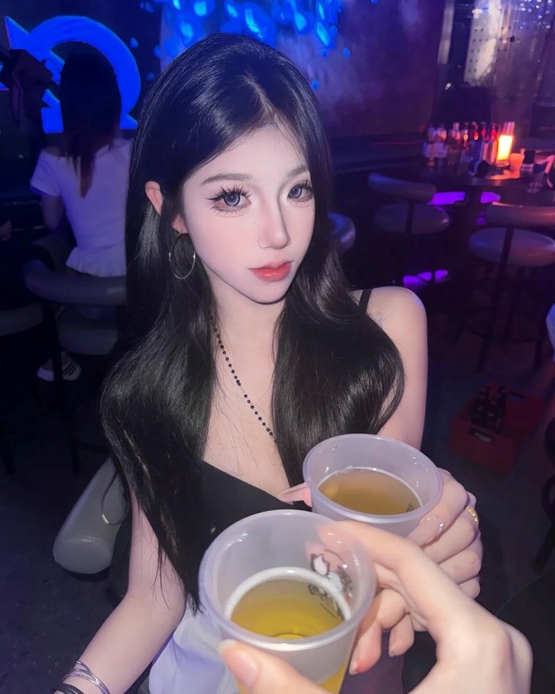 Gái đẹp đi bar cầm ly rượu selfie sang chảnh