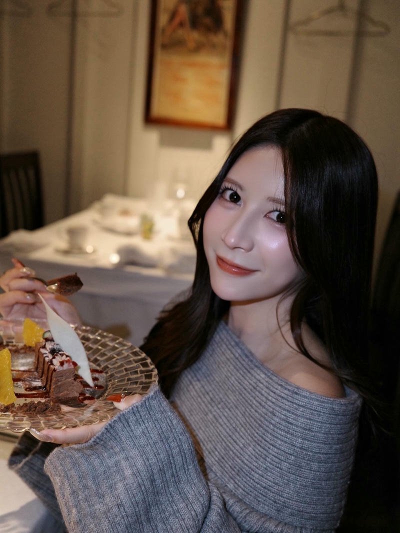 Gái xinh Nhật Bản cầm bánh ngọt cười mỉm chi