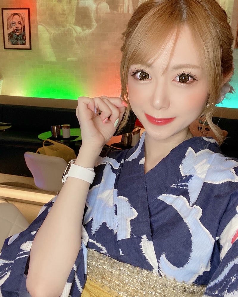 Gái xinh Nhật Bản mặc Yukata xanh cầm điện thoại