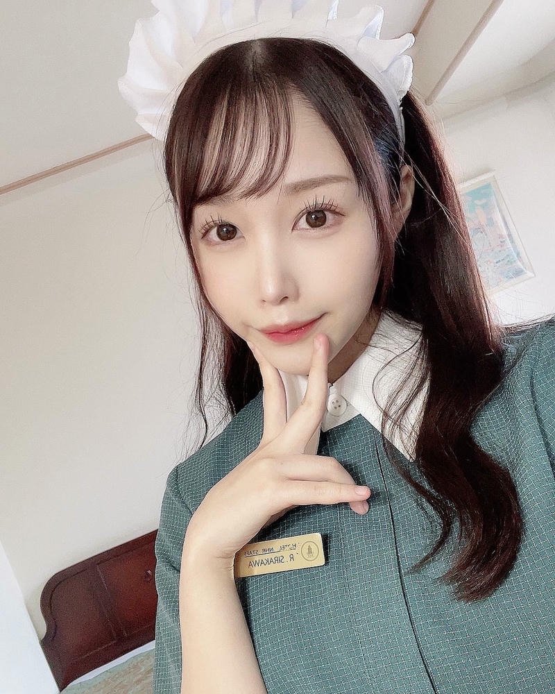 Gái xinh Nhật Bản mặc đồng phục xanh lá cây