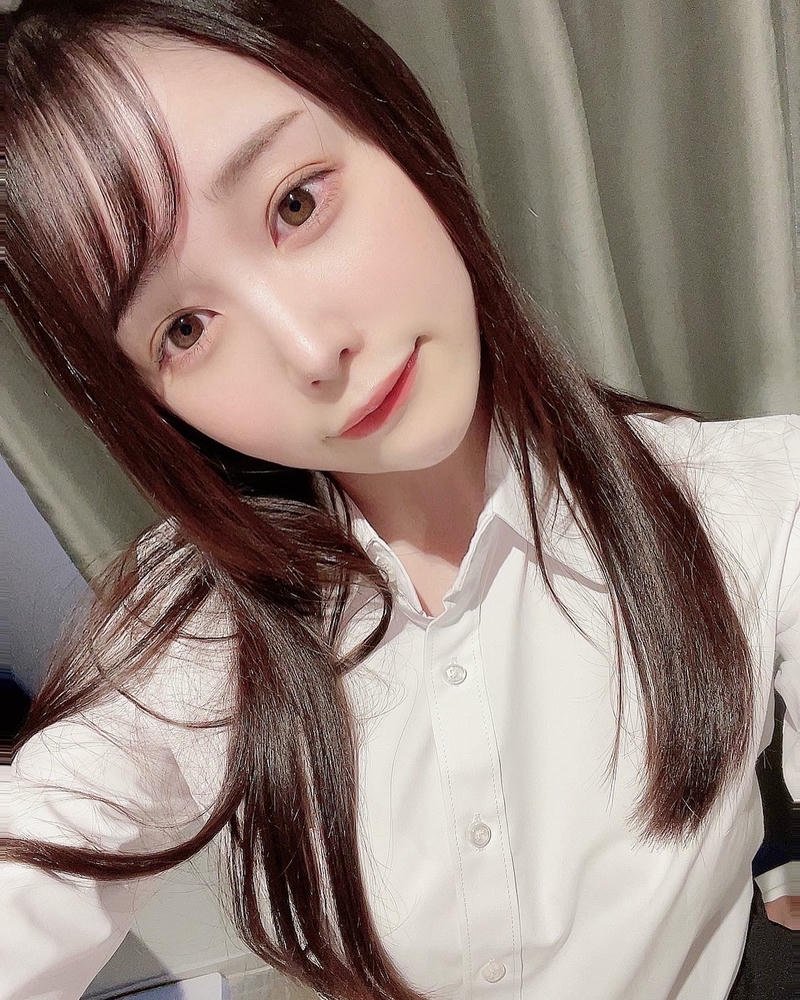 Gái xinh Nhật Bản mặc sơ mi trắng selfie cận mặt