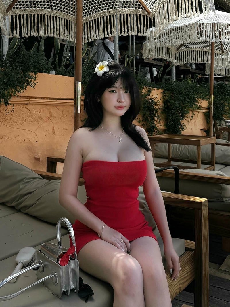 Gái xinh body chuẩn mặc váy đỏ ngồi ăn nhà hàng