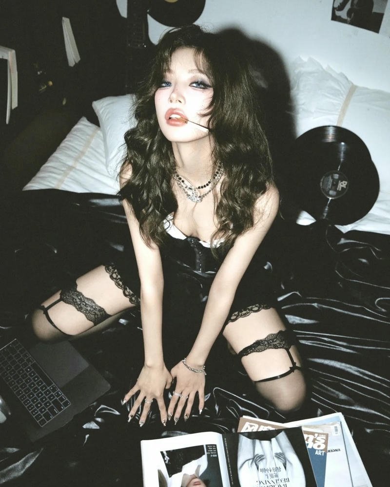 Gái xinh cá tính mặc quần tất rách ngồi bệt