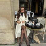 Gái xinh châu âu áo khoác trắng ngồi quán cafe