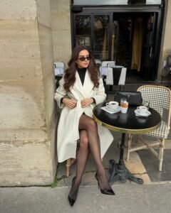 Gái xinh châu âu áo khoác trắng ngồi quán cafe