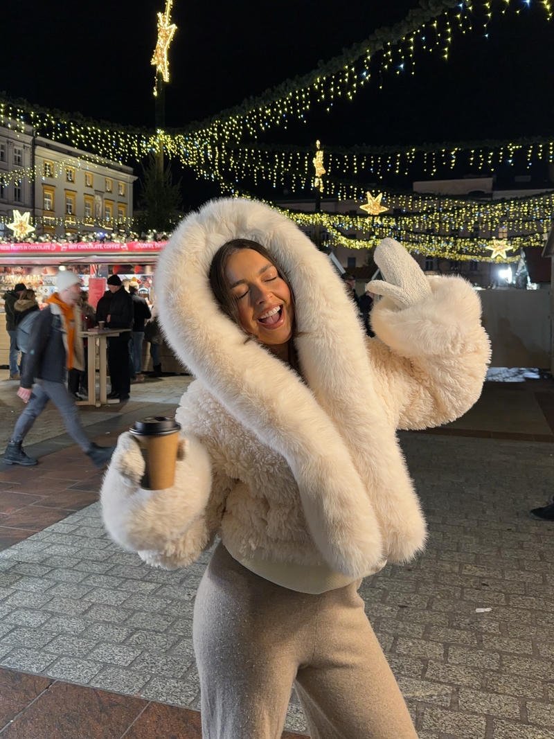 Gái xinh châu âu đứng tạo dáng trên phố đông