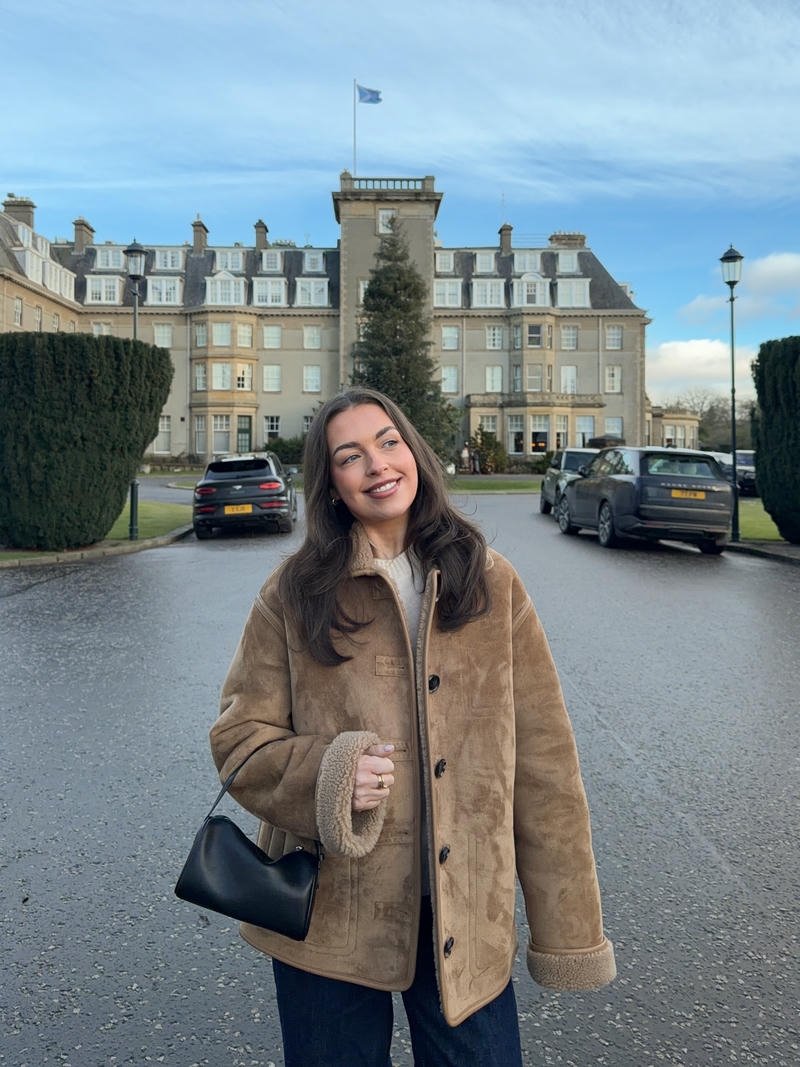 Gái xinh châu âu mặc áo khoác nâu trên phố