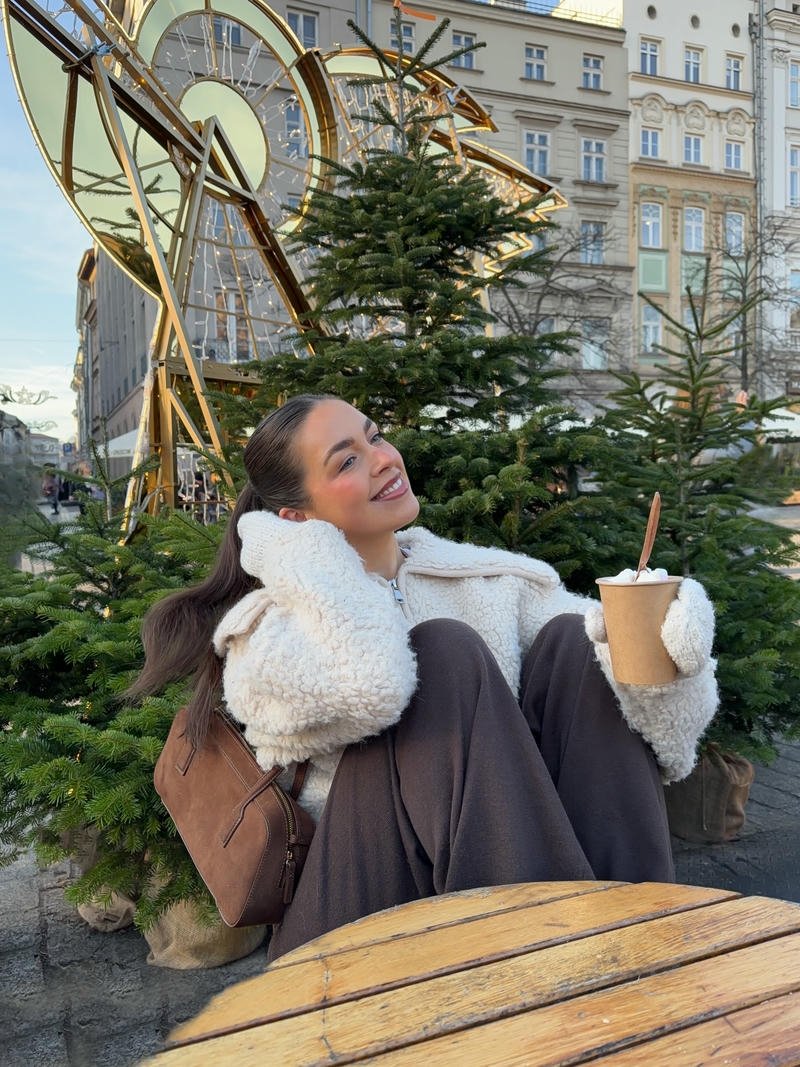 Gái xinh châu âu mặc áo lông ngồi trời tuyết