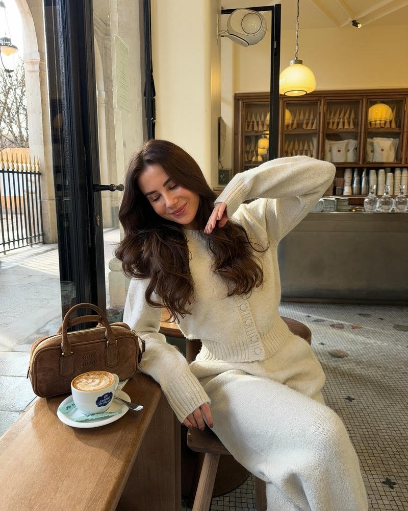 Gái xinh châu âu ngồi bên cửa sổ quán cafe