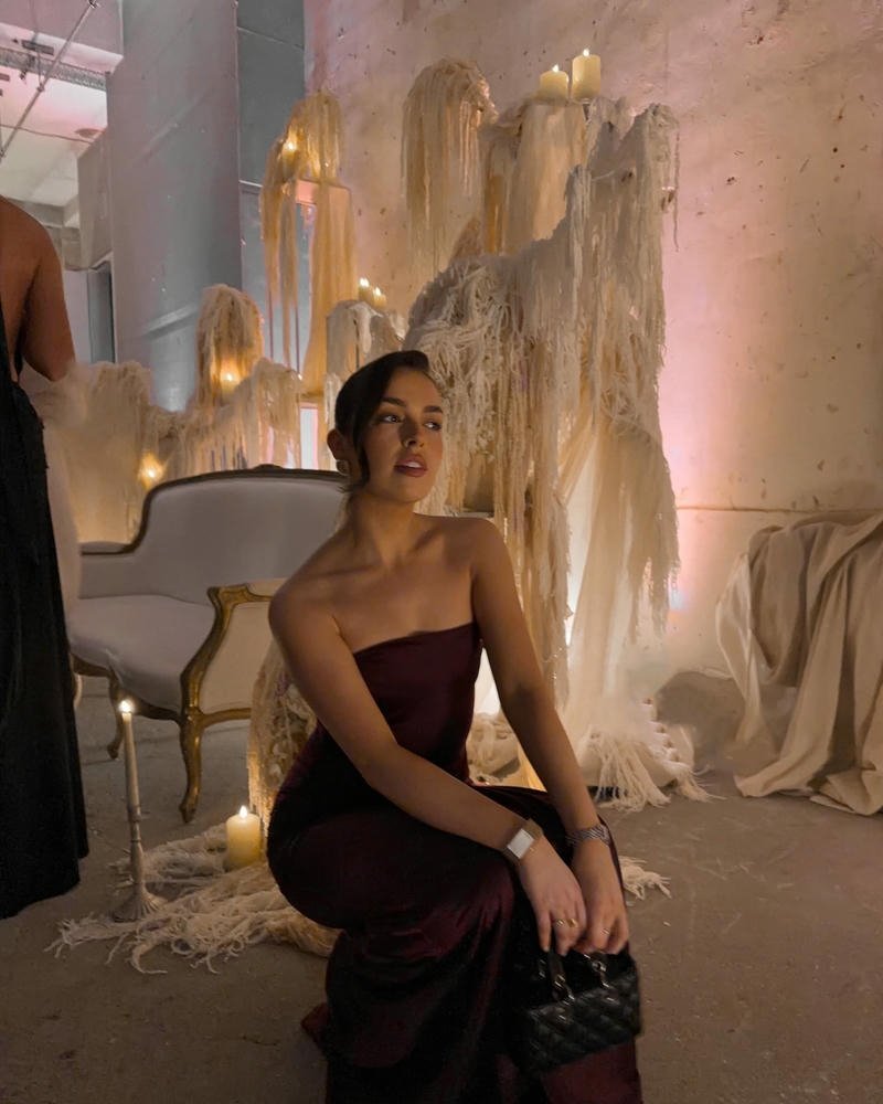 Gái xinh châu âu váy dạ hội đen sang trọng