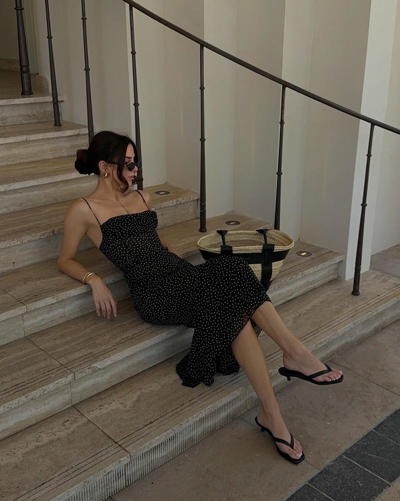 Gái xinh châu âu váy đen ngồi bậc thang đá