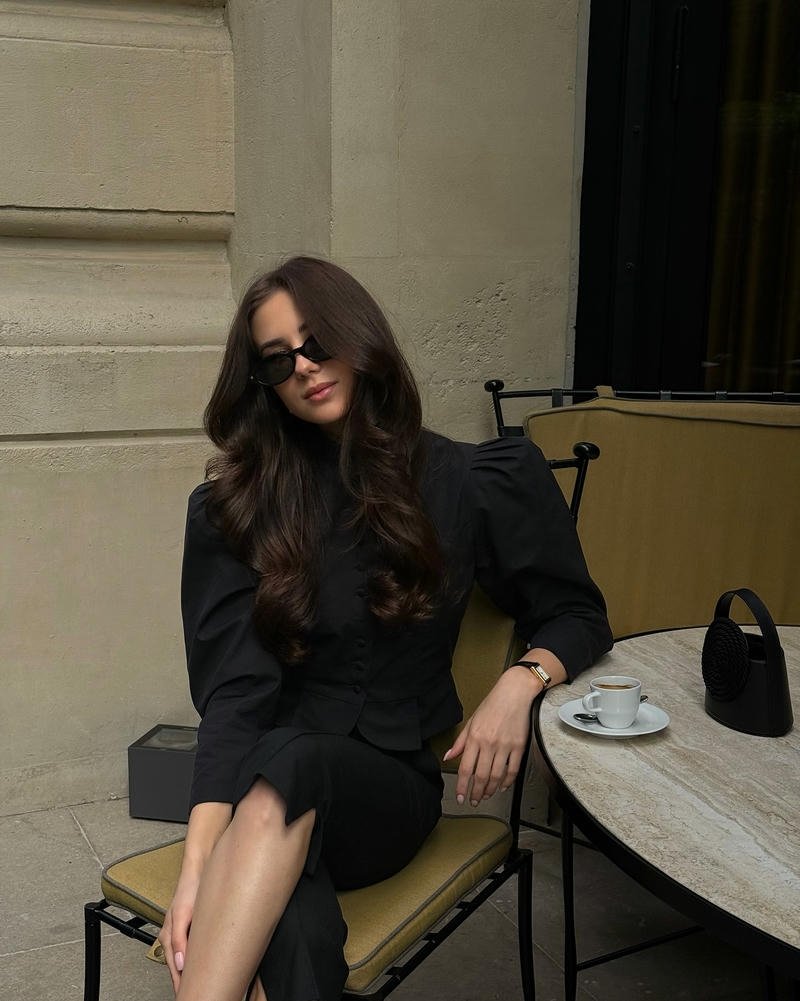 Gái xinh châu âu váy đen ngồi uống cà phê