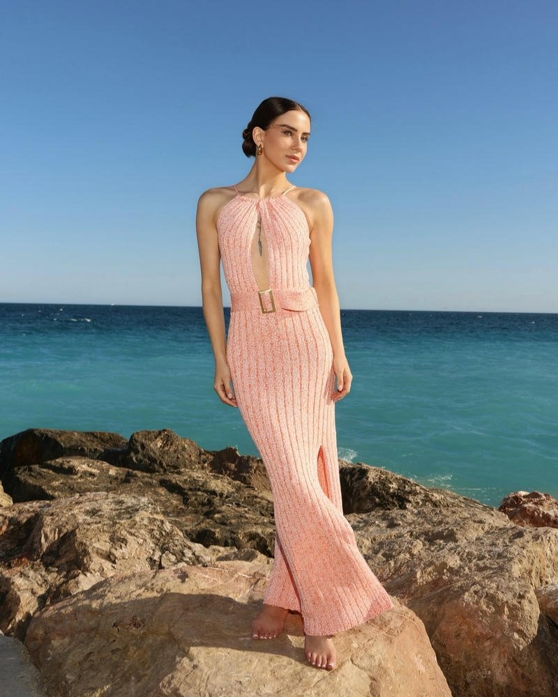 Gái xinh châu âu váy hồng đứng trước biển xanh