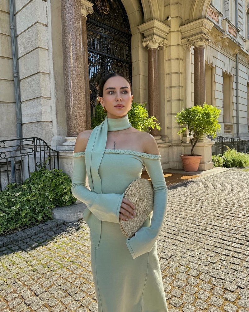 Gái xinh châu âu váy xanh ngọc đứng ngoài trời