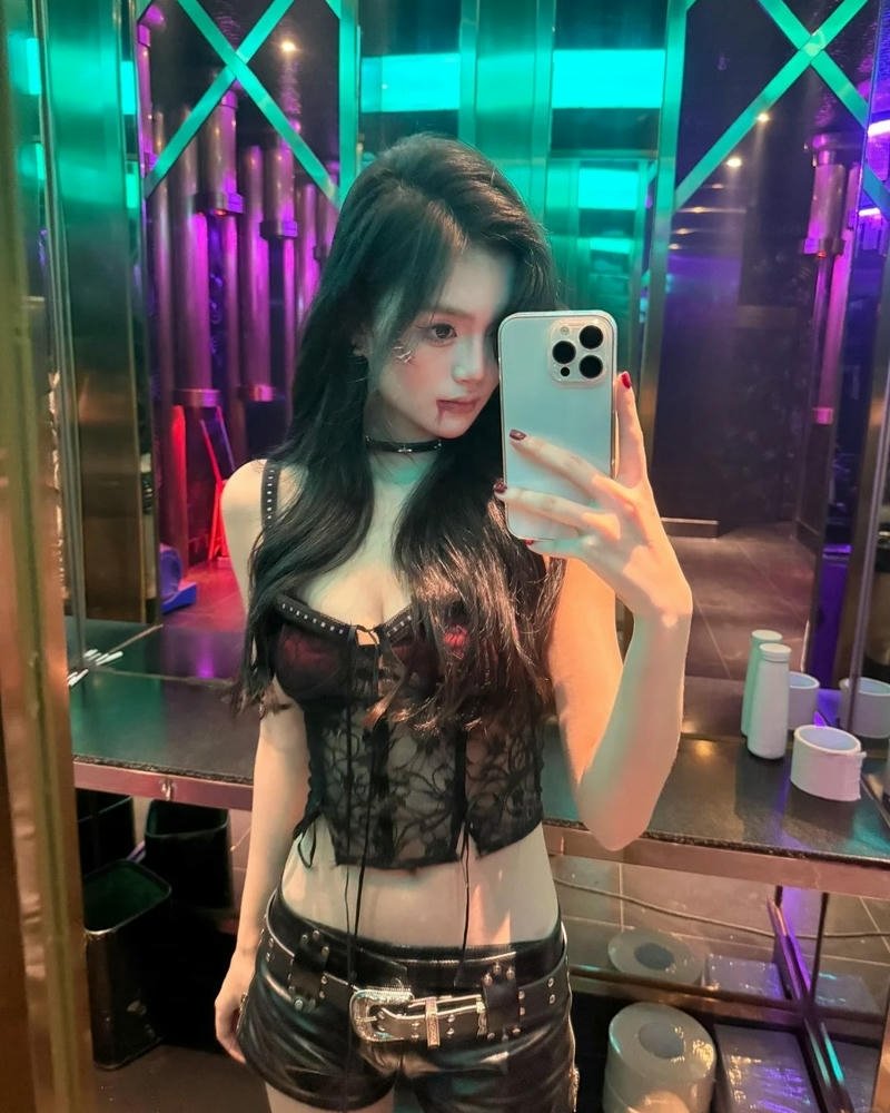 Gái xinh check in nhà vệ sinh quán bar cực hot