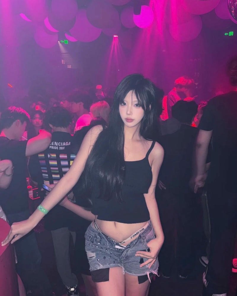 Gái xinh đi bar đứng giữa sàn nhảy đông đúc