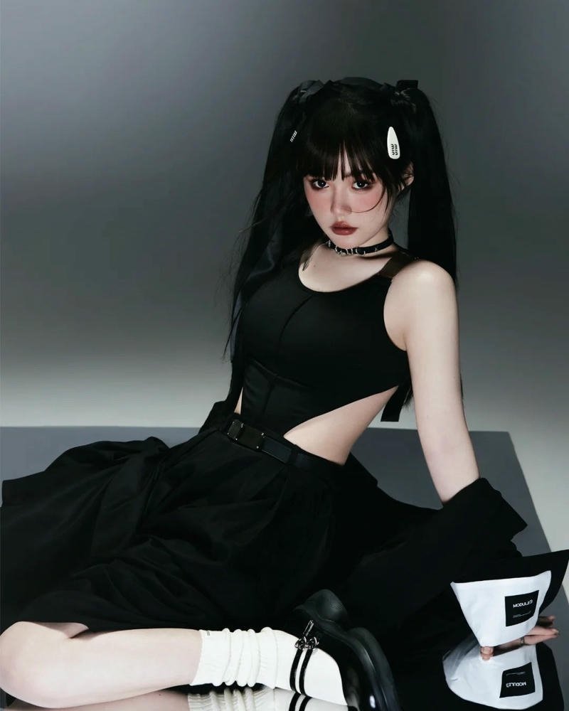 Gái xinh hắc ám mặc váy đen ngồi bệt lạnh lùng