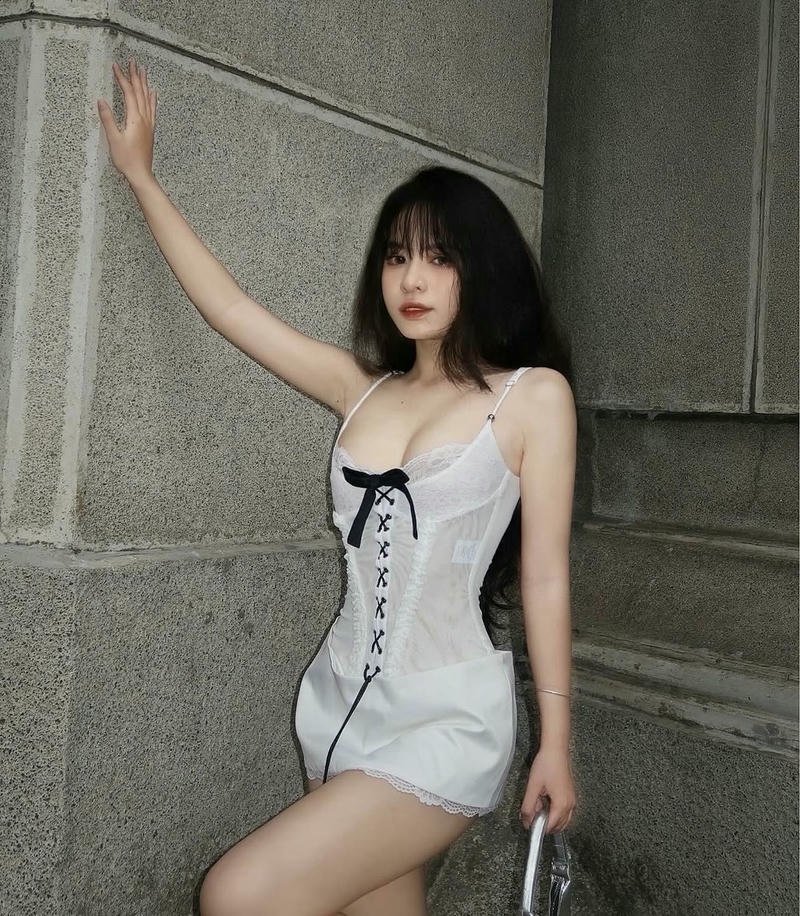 Gái xinh mặc váy ngắn cúp ngực đứng ở hành lang