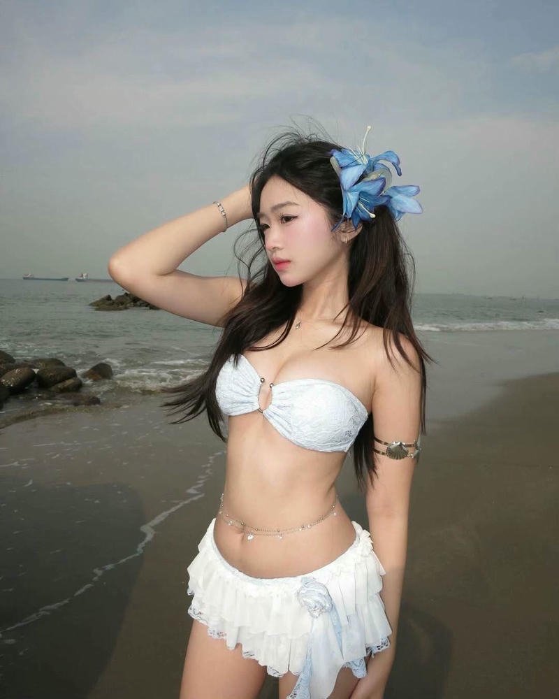 Gái xinh mặc váy ngắn đi dạo phố buổi chiều nắng